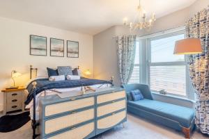 una camera da letto con un letto e un divano blu di Aboretum View a Lincoln