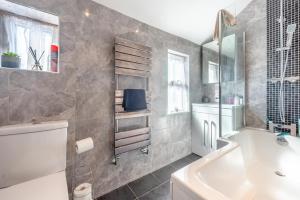 un bagno con vasca, WC e lavandino di Aboretum View a Lincoln Altre 21 foto