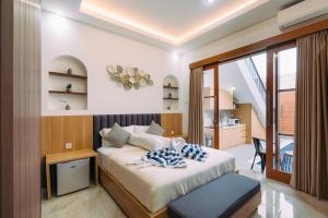 ein Schlafzimmer mit großem Bett und Balkon in der Unterkunft The Lavana Sahadewa Villa Kuta Sunset in Legian + 16 Fotos