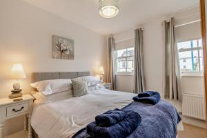 Un dormitorio con una cama con una manta azul encima. en Hafan - Saundersfoot, en Saundersfoot