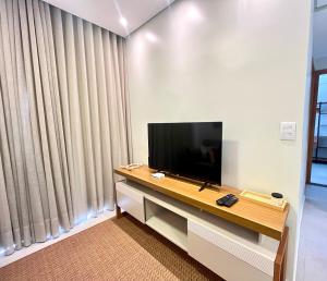 伊列乌斯Refúgio Pé na Areia - Ilhéus Vog Marine Praia的客厅里有一台平板电视