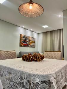 伊列乌斯Refúgio Pé na Areia - Ilhéus Vog Marine Praia的铺着白色桌布的桌子