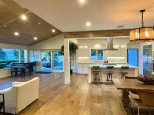 Kuchyň nebo kuchyňský kout v ubytování Spectacular City Mountain Views Remodeled Open Plan 3 bdr Home Pool Jacuzzi Oasis