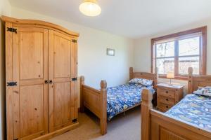 a bedroom with two twin beds and a dresser at Kendo Retreat- Herrington Park in Elvington