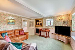 a living room with a couch and a flat screen tv at Prospect Villa in Minster
