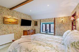 a bedroom with a bed and a tv on the wall at Prospect Villa in Minster