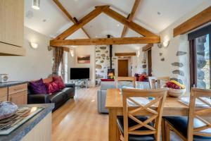 eine Küche und ein Wohnzimmer mit Holzbalken in der Unterkunft Damson Cottage - Waberthwaite in Waberthwaite