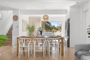 een keuken en eetkamer met een tafel en stoelen bij A Vue De Rye in Rye