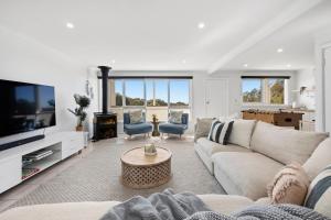 een woonkamer met een bank en een tv bij A Vue De Rye in Rye