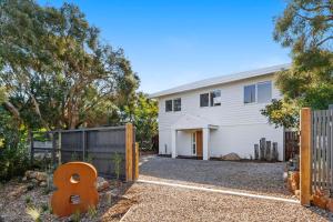 een wit huis met een hek en een hek bij A Vue De Rye in Rye