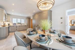 une cuisine et une salle à manger avec une table et des chaises dans l'établissement Dolfor, à Tremain