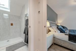 - une chambre blanche avec un lit et une baignoire dans l'établissement Dolfor, à Tremain 27 autres photos