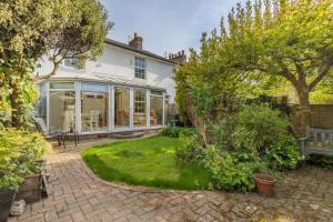 une vue intérieure du jardin d'une maison avec véranda dans l'établissement The Olde Cottage - Hythe, à Hythe