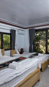 Postel nebo postele na pokoji v ubytování Dong Suoi H'mong Homestay & Bungalow