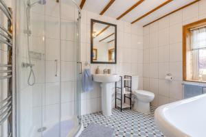 une salle de bains avec lavabo, baignoire et toilettes dans l'établissement The Olde Cottage - Hythe, à Hythe 25 autres photos