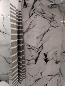 a bathroom with white marble walls and a column at Pestana-Sai in San Andrés