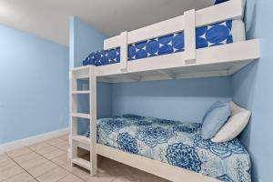 巴拿马城海滩Bright & Spacious Condo 1BD! Steps from the Beach!的一间蓝色客房内配有双层床的卧室 更多47张照片