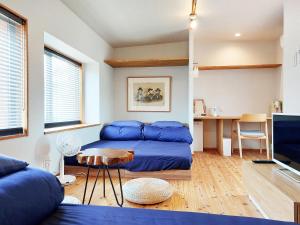 un salon avec un lit et une table dans l'établissement Kamogawa Sanpo, à Shimmachidōri