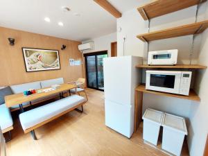 une petite cuisine avec une table et un micro-ondes dans l'établissement Kamogawa Sanpo, à Shimmachidōri 37 autres photos