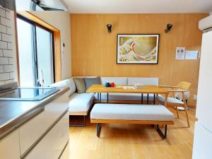 un salon avec un canapé et une table dans l'établissement Kamogawa Sanpo, à Shimmachidōri