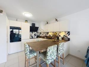 Η κουζίνα ή μικρή κουζίνα στο T2 Evasion Azur, 4p, sea view, terrace, parking