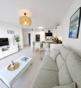 Μια τηλεόραση ή/και κέντρο ψυχαγωγίας στο T2 Evasion Azur, 4p, sea view, terrace, parking +31 φωτογραφίες