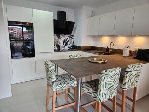 Kuchyň nebo kuchyňský kout v ubytování T2 Evasion Azur-4p 150m from t/sea, terrace, park. + 27 fotografií