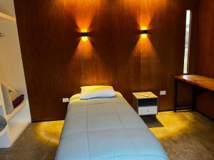 a bedroom with a bed with a wooden wall at Apartamento tranquilo a pasos de la ciudad in Arica