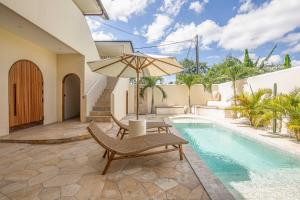 Bazén v ubytování Luxury 4BR Villa with Private Pool in Canggu nebo v jeho okolí