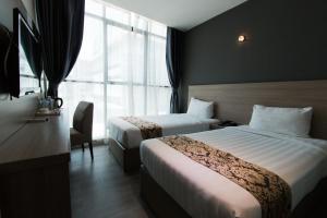 クアラルンプールにあるHotel 99 Kuala Lumpur Cityのベッドが2つと窓があるホテルの部屋 +79枚の写真
