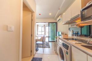 Η κουζίνα ή μικρή κουζίνα στο Knightsbridge Duplex Tiwanon by Natcha