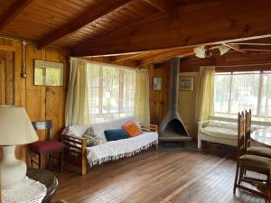 里坎雷Casa centro的带沙发和木炉的客厅