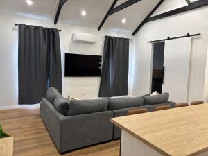 Μια τηλεόραση ή/και κέντρο ψυχαγωγίας στο Roof Top Twin Ensuite CBD Apartment