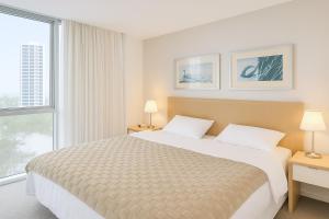 Entire 2 bdrm apt in Hilton Surfers Paradise -7 في غولد كوست: غرفة نوم بها سرير ونافذة كبيرة +18 صورة