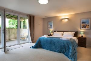 Un dormitorio con una cama grande y un balcón. en Ocean Villa, en Woolacombe