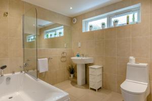 Un baño con inodoro, lavabo y bañera. en Ocean Villa, en Woolacombe 23 fotos más