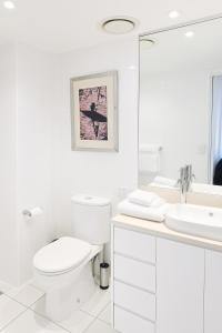 Entire 2 bdrm apt in Hilton Surfers Paradise -7 في غولد كوست: حمام أبيض مع مرحاض ومغسلة