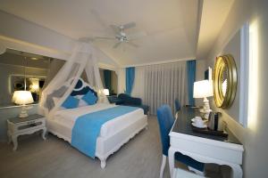 オルデニズにあるMontebello Deluxe Hotelのベッドと椅子付きのホテルルーム