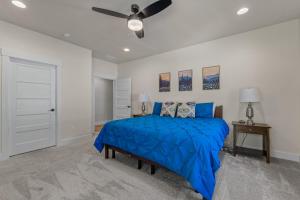 Postel nebo postele na pokoji v ubytování Deer Forest Bungalow- near golf, paths, dwntwn w/ hot tub & pet friendly