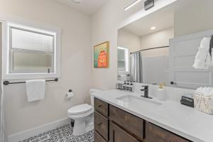 Koupelna v ubytování Deer Forest Bungalow- near golf, paths, dwntwn w/ hot tub & pet friendly + 28 fotografií