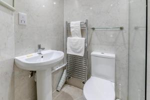 LewannickにあるThe Lambs Barnのトイレと洗面台を備えた白いバスルーム +21枚の写真