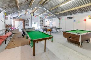 LewannickにあるThe Lambs Barnのビリヤード台と卓球台のある部屋