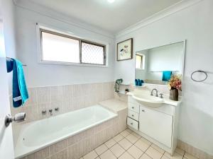 Ένα μπάνιο στο Cozy & Practical 3-Bedroom House Near SC