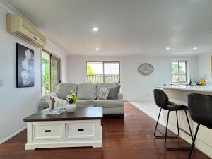 Χώρος καθιστικού στο Cozy & Practical 3-Bedroom House Near SC