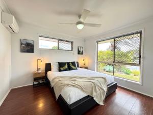 Ένα ή περισσότερα κρεβάτια σε δωμάτιο στο Cozy & Practical 3-Bedroom House Near SC