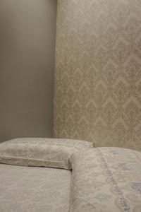 Ce lit se trouve dans une chambre dotée d'un mur. dans l'établissement Apto no Coração de Criciúma, à Criciúma