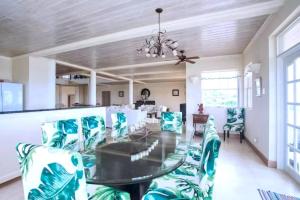 Χώρος καθιστικού στο Landsdown House 5bd by ZenBreak