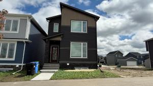 una casa negra con en Casa Koko, en Calgary