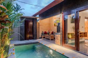 ein Pool im Hinterhof eines Hauses in der Unterkunft Villa Semujan Ubud in Ubud