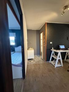 a room with a bed and a desk and a table at Casa en Roldán 2 habitaciones in Roldán